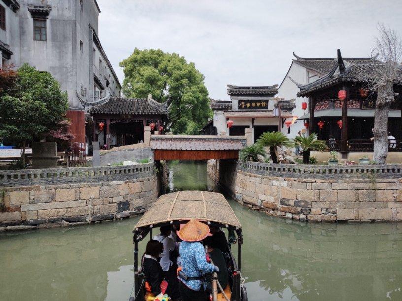 逃离森林湖畔